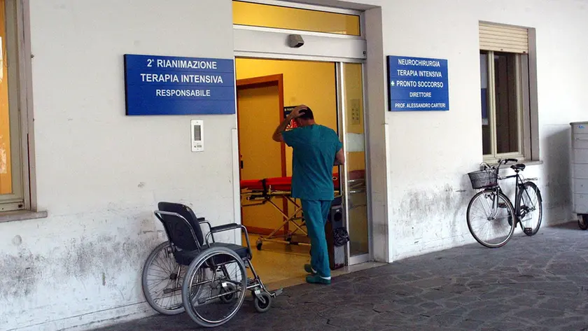 Un infermiere all’ingresso della rianimazione al Ca’ Foncello
