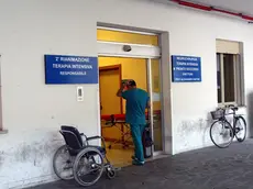 Un infermiere all’ingresso della rianimazione al Ca’ Foncello