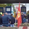 Operai davanti allo stabilimento di Electrolux a Susegana