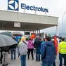 I lavoratori fuori dallo stabilimento Electrolux di Porcia (Foto Petrussi / Brisotto)