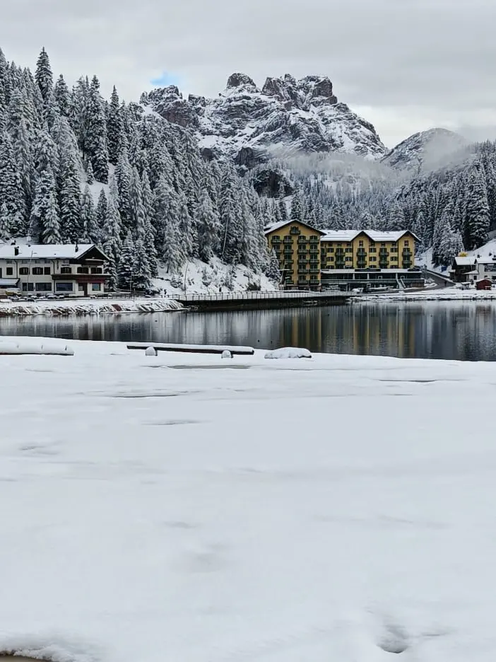 La neve al lago di Misurina e sulle vette circostanti. Foto Daniele De Candido, Cooperativa Cadore