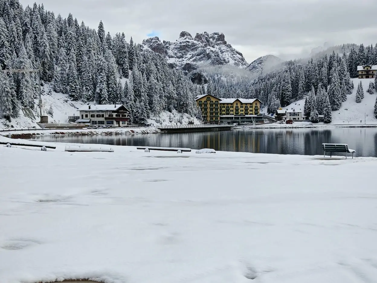 La neve al lago di Misurina e sulle vette circostanti. Foto Daniele De Candido, Cooperativa Cadore