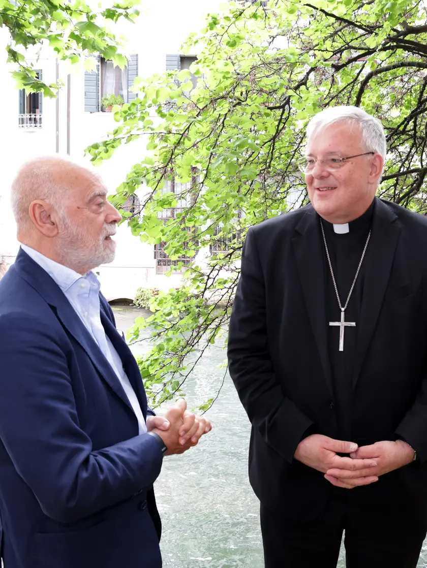 Domenico Basso con il vescovo Tomasi
