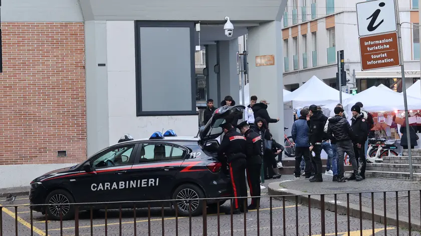 Un controllo anti baby gang in piazza Borsa a Treviso