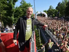 Linus dal palco con i 16 mila runner della Deejay Ten. Foto Colussi