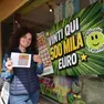Serena De Martin, titolare della ricevitoria Il sorriso di San Fior, con la copia del biglietto vincente