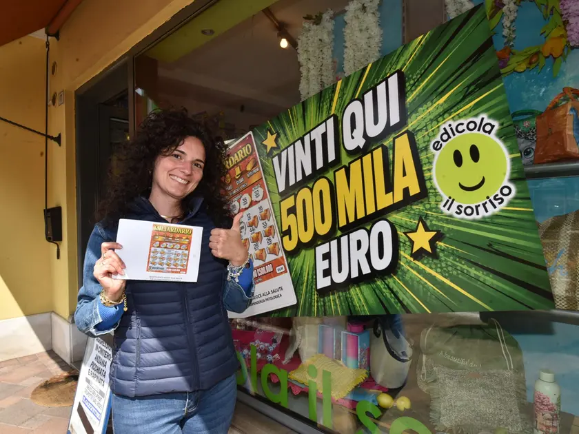 Serena De Martin, titolare della ricevitoria Il sorriso di San Fior, con la copia del biglietto vincente