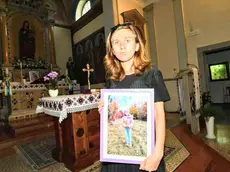 Mamma Antonia con la foto di Mariia Markovetska, morta nel lago