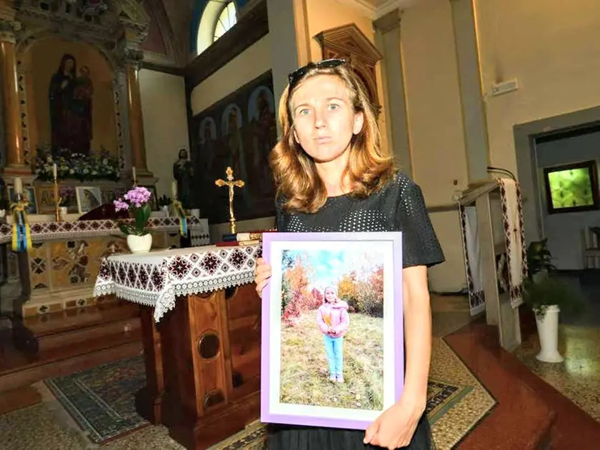 Mamma Antonia con la foto di Mariia Markovetska, morta nel lago