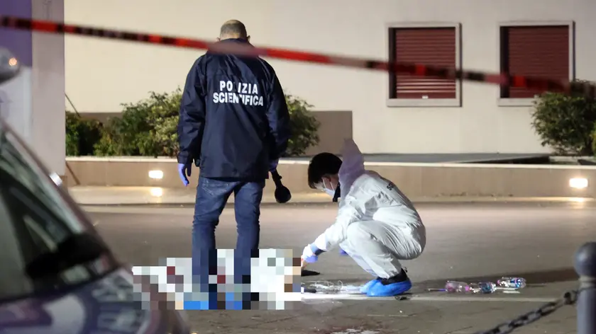 Il corpo di Ragip Kolgeci coperto da un lenzuolo a Fiera