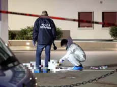 Il corpo di Ragip Kolgeci coperto da un lenzuolo a Fiera