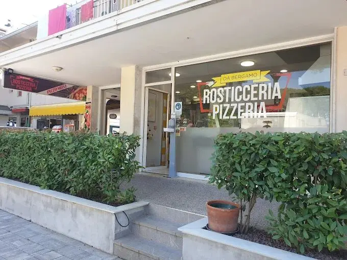 L'esterno del locale teatro dell'aggressione