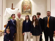 A destraFrancescoSaviane con don Cesare Contarini, a sinistra, e alcuni parrocchiani