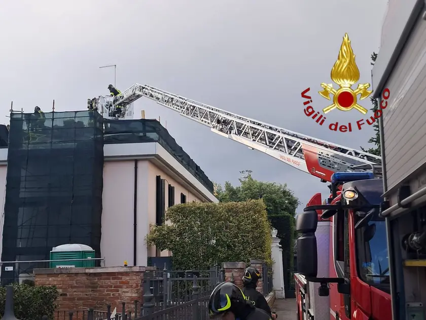 L'intervento dei pompieri (foto vigili del fuoco)