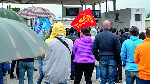 Un presidio di protesta davanti alla sede Electrolux di Porcia © Foto Petrussi / Marco Brisotto