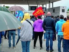 Un presidio di protesta davanti alla sede Electrolux di Porcia © Foto Petrussi / Marco Brisotto