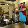 Un operatore in una mensa della Caritas