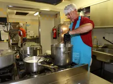 Un operatore in una mensa della Caritas