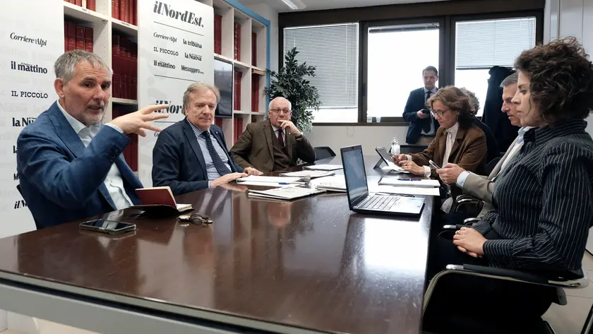 Il forum in redazione al mattino sulla sanità con l’assessore Gino Gerosa e il direttore generale Giancarlo Ruscitti. Al tavolo il direttore dei quotidiani Nem Paolo Possamai e i giornalisti Tomè, Pucci e Berlinghieri