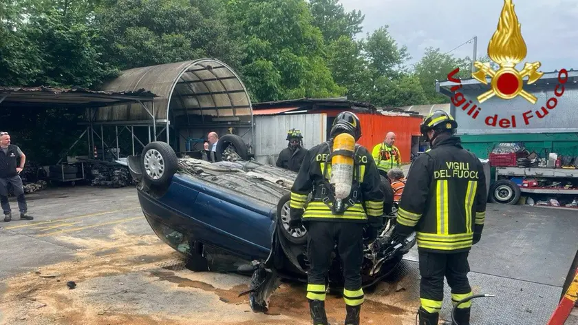 L'auto capovolta