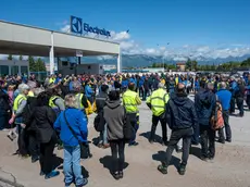 La mobilitazione degli operai Electrolux davanti allo stabilimento di Porcia