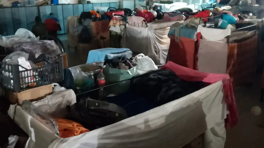 L’interno della ex Zanusso con i letti accatastati per ospitare 350 migranti