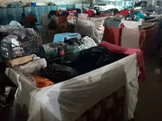 L’interno della ex Zanusso con i letti accatastati per ospitare 350 migranti