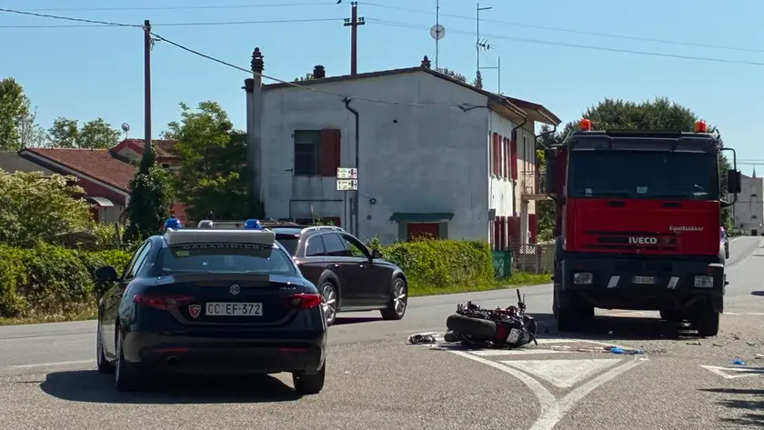 La scena dell'incidente tra una moto e un camion a Ormelle
