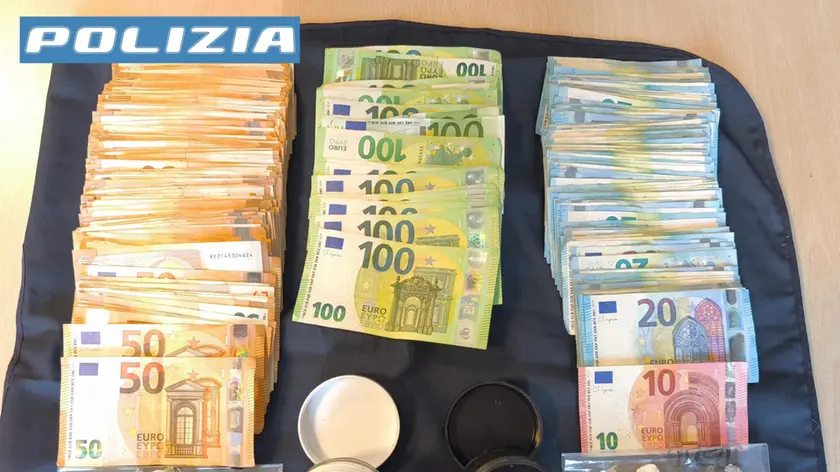 Le dosi e i contanti sequestrati dalla polizia