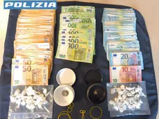 Le dosi e i contanti sequestrati dalla polizia