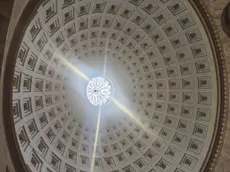 La rete di protezione contro la caduta di pezzi di intonaco dalla volta del Tempio