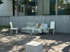Il divano abusivo davanti alle medie Coletti