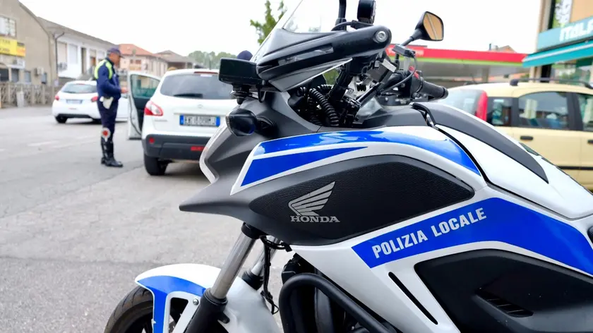 Un posto di blocco della polizia locale