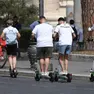 Donna multata perché il monopattino non ha la targa