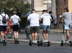 Donna multata perché il monopattino non ha la targa