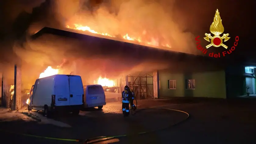 L'incendio alla Cooperativa Castellana a Castelfranco (foto vigili del fuoco)
