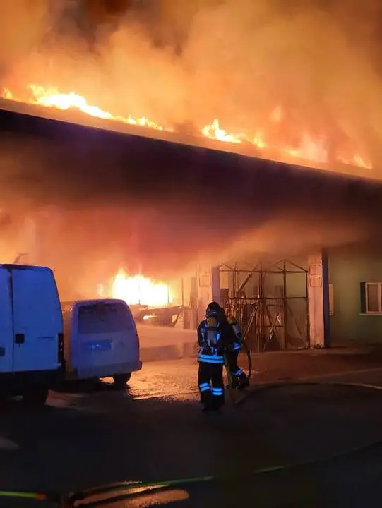 L'incendio alla Cooperativa Castellana a Castelfranco (foto vigili del fuoco)