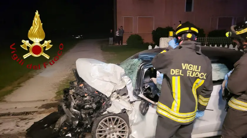 L'auto coinvolta nell'incidente a Resana (foto vigili del fuoco)