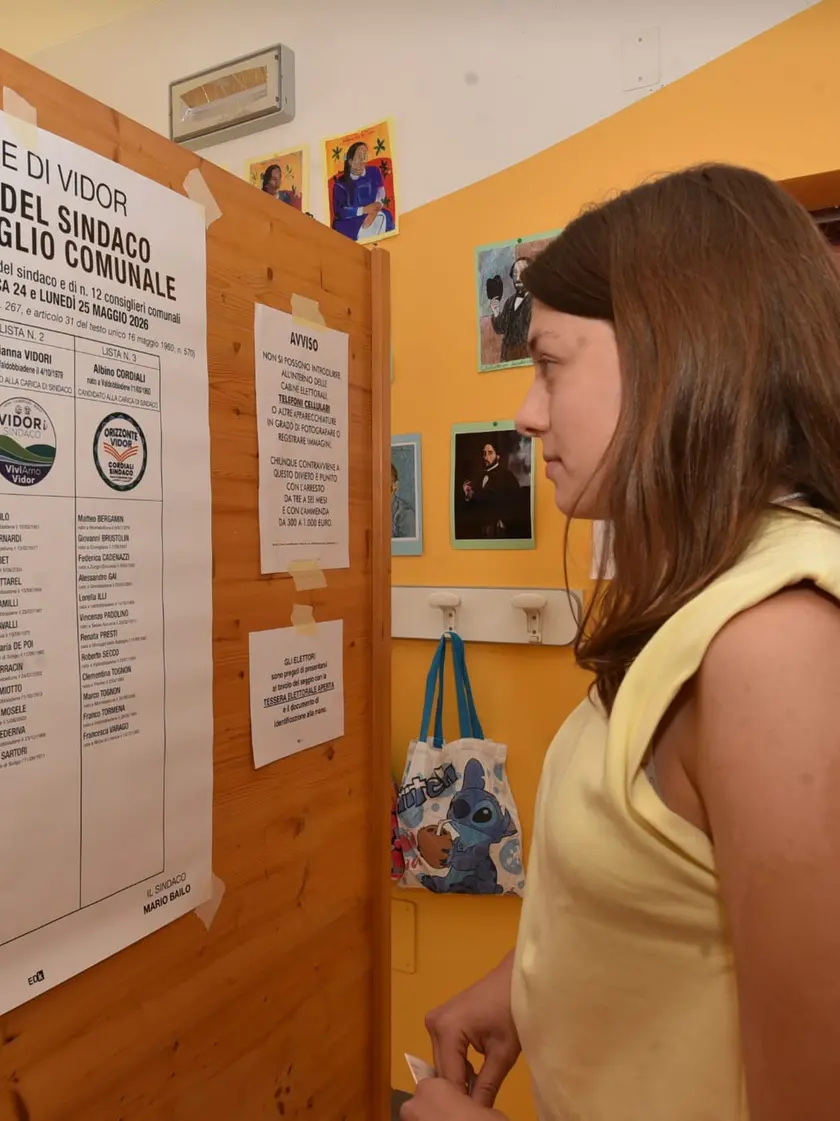 Un'elettrice al seggio (foto Cavicchi/Macca)