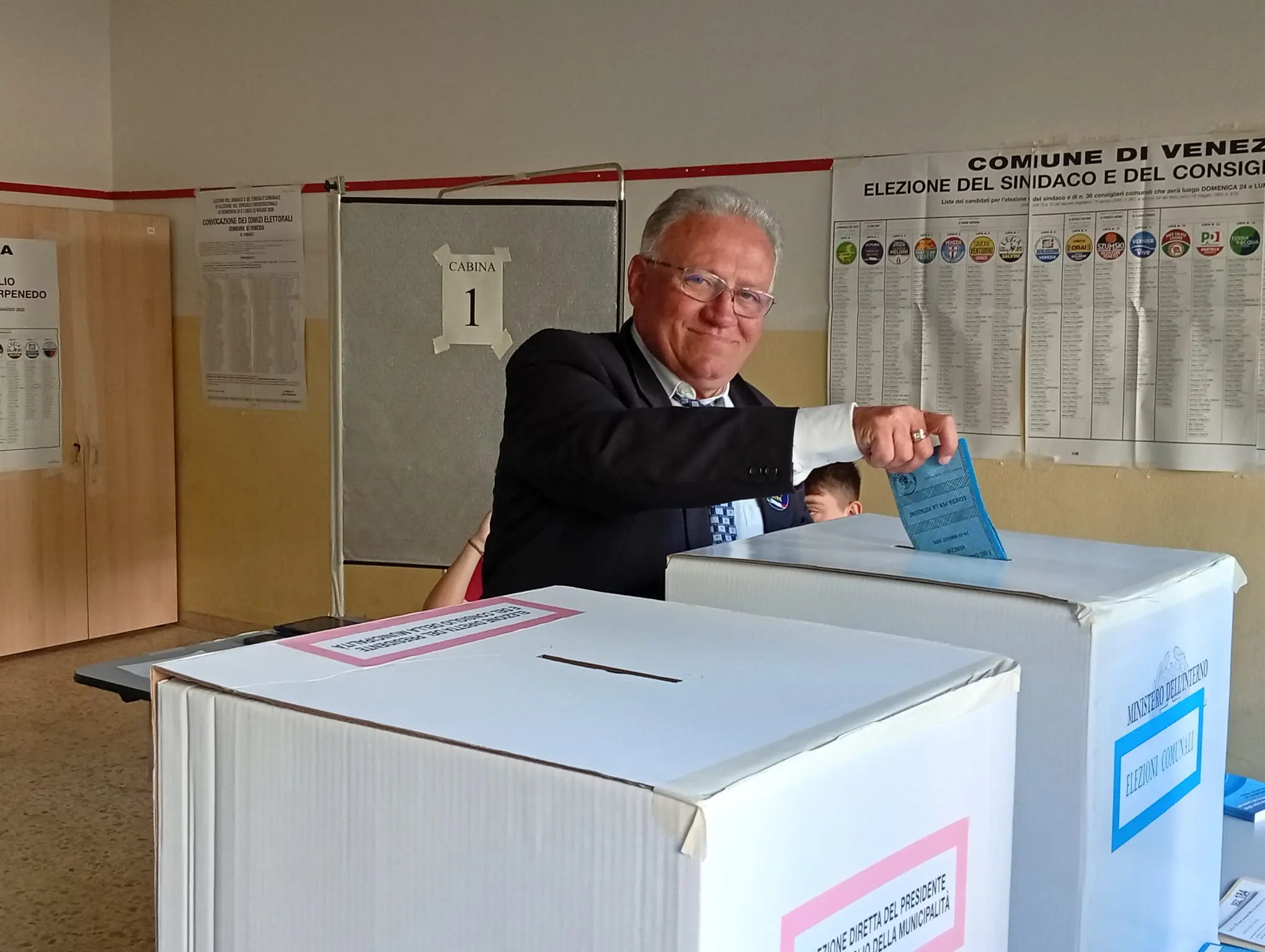 Sette degli otto candidati alla fascia di primo cittadino di Venezia hanno votato nella mattinata della prima giornata di voto, domenica 24 maggio, ciascuno nel proprio seggio tra il centro storico e Mestre. L'unico candidato a non essere residente nel Comune lagunare è Roberto Agirmo di Resistere Veneto.