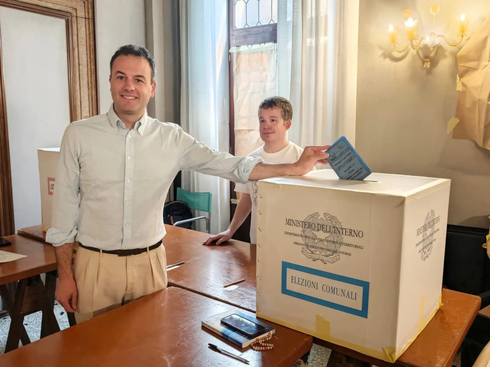 Sette degli otto candidati alla fascia di primo cittadino di Venezia hanno votato nella mattinata della prima giornata di voto, domenica 24 maggio, ciascuno nel proprio seggio tra il centro storico e Mestre. L'unico candidato a non essere residente nel Comune lagunare è Roberto Agirmo di Resistere Veneto.