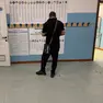 Un elettore al seggio per le Comunali di Venezia (foto Pòrcile)
