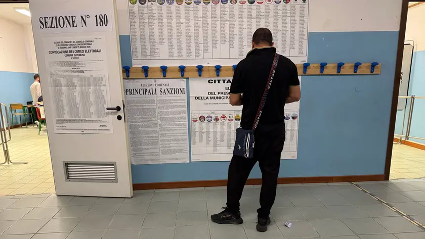 Un elettore al seggio per le Comunali di Venezia (foto Pòrcile)