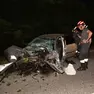L'auto distrutta dopo lo schianto a Santa Lucia (foto Cavicchi/Macca)