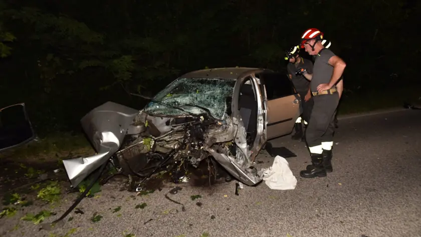 L'auto distrutta dopo lo schianto a Santa Lucia (foto Cavicchi/Macca)