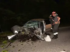 L'auto distrutta dopo lo schianto a Santa Lucia (foto Cavicchi/Macca)