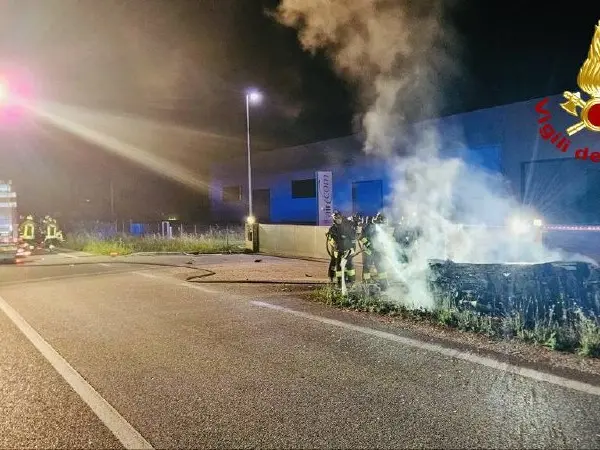L'auto distrutta dopo l'incidente avvenuto lungo la Pontebbana a Spresiano