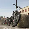 Una bicicletta parcheggiata sulle Rive (foto Andrea Lasorte)