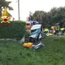 L'auto finita fuori strada