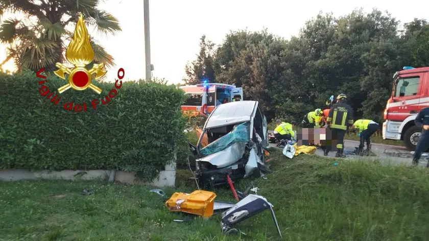 L'auto finita fuori strada